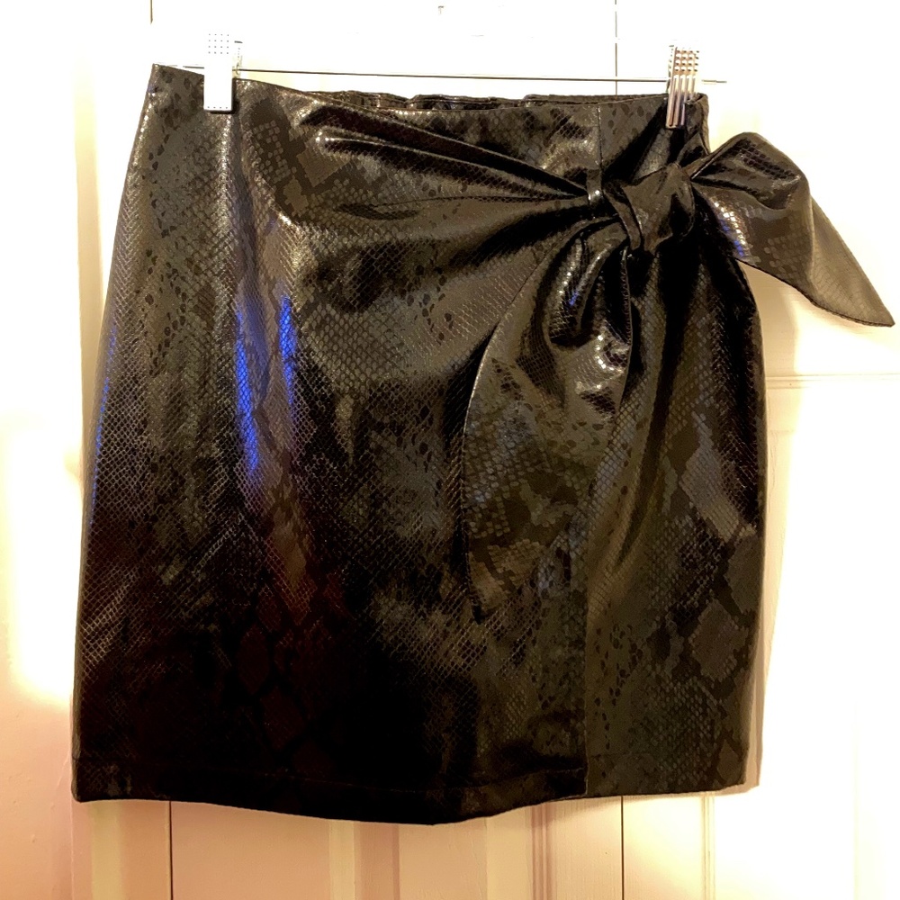 NEW Leyden faux snake mini wrap skirt, Sz: S, Black patent